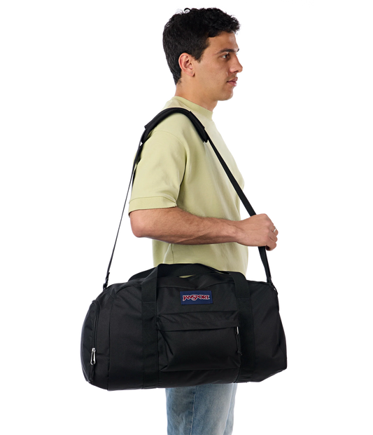 weekender-medium-duffel-j6 JS0A85VF008-MODEL.webp
