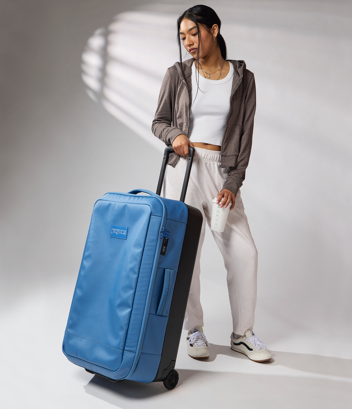 good-latitude-30-rolling-duffel-t2 JS0A86EOEW5-MODEL.png