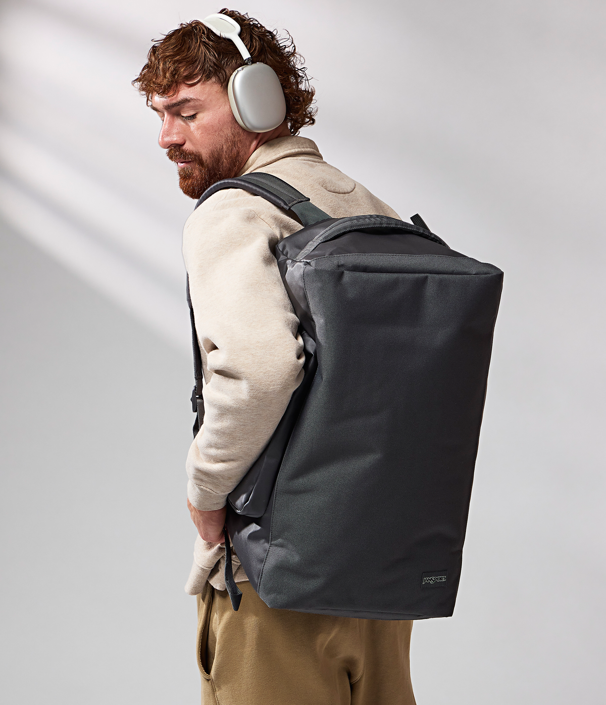convertible-duffel-toiletry-bag-smokey-grit-set-l3 JS0A8E8EDMX-MODEL.png