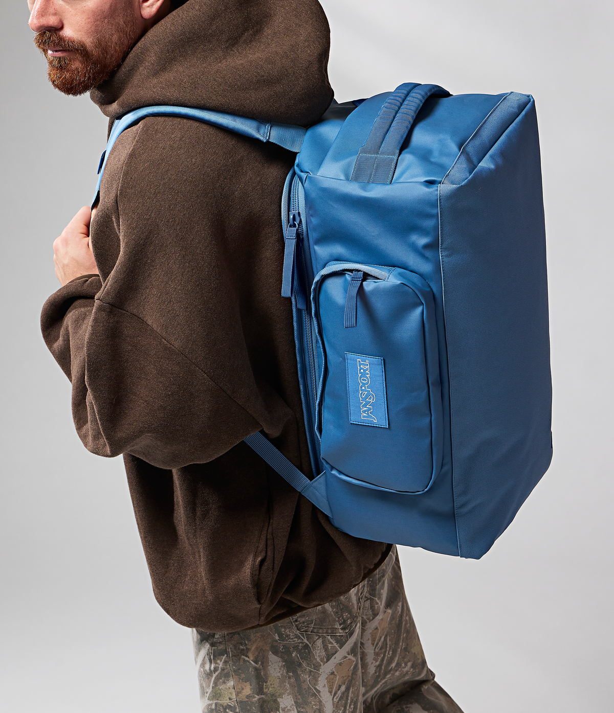 convertible-duffel-toiletry-bag-elemental-blue-set-p6 JS0A8E8EEW5-MODEL.png